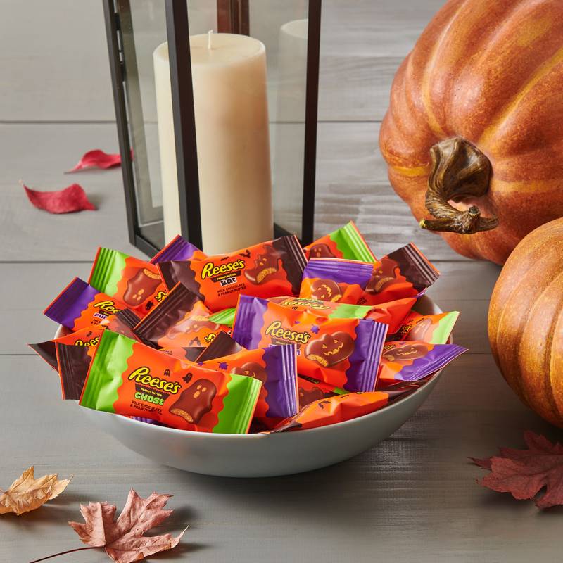 REESE'S Assorted Milk Chocolate Snack Size Peanut Butter Shapes, Halloween Candy Variety Bag, 9 oz